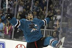 Tomáš Hertl se raduje z prvního gólu v NHL