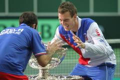 Čeští tenisté se radují z vítězství ve finále Davis Cupu 2012 proti Španělsku.