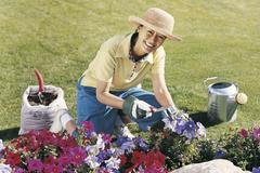 Zahrada - paní v záhonu