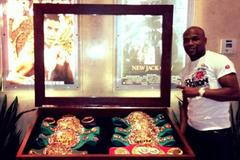 Floyd Mayweather se svými tituly