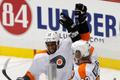 Wayne Simmonds a Jakub Voráček slaví gól proti Pittsburghu