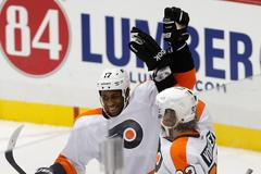 Wayne Simmonds a Jakub Voráček slaví gól proti Pittsburghu