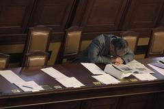 Karel Schwarzenberg usnul na sněmovní schůzi