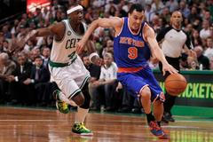 Pablo Prigioni z NY Knicks uniká Jasonu Terrymu z Bostonu