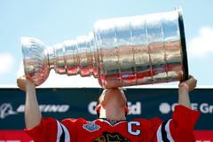 VIDEO Oslavy hokejistů a fanoušků Chicaga zisku Stanley Cupu v ulicích města