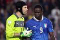 Fotbal, Česko - Itálie: Petr Čech - Mario Balotelli