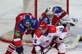 Hokej, KHL, Lev Praha - CSKA Moskva: Tomáš Pöpperle, Jiří Novotný a Dmitrij Kugryšev