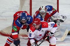 Hokej, KHL, Lev Praha - CSKA Moskva: Tomáš Pöpperle, Jiří Novotný a Dmitrij Kugryšev