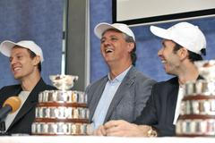 Radek Štěpánek, Tomáš Berdych a Jaroslav Navrátil slaví Davis Cup