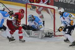 Hokej, extraliga: Slavia - Plzeň: Marek Tomica (14) - Marek Mazanec