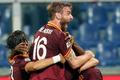 De Rossi se raduje z branky spoluhráče Gervinha z AS Řím