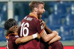 De Rossi se raduje z branky spoluhráče Gervinha z AS Řím