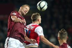 Fotbalista pražské Slavie Milan Škoda bojuje v hlavičkovém souboji s Jiřím Jarošíkem v utkání 9. kola Gambrinus ligy 2012/13 se Spartou.