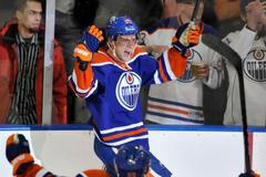 Aleš Hemský se raduje z vítězného gólu proti Columbusu