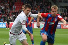 Fotbalista Plzně David Limberský (vpravo) a Tomáš Přikryl v utkání se Spartou Praha v sedmém kole Gambrinus ligy 2012/13.