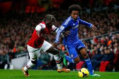 Sagna a Willian v souboji o míč