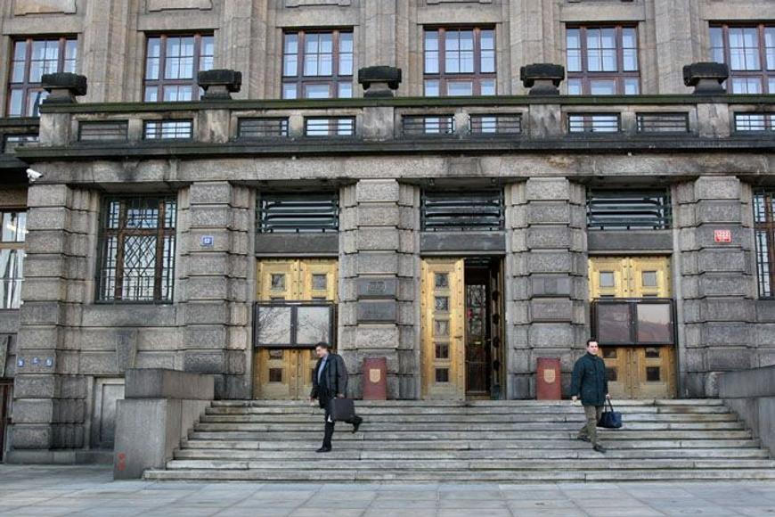 Nová koalice chce usnadnit propouštění úředníků. Do sněmovny už míří změna zákona