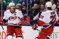 Sjomin a Staal slaví gól Caroliny Hurricanes
