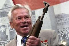 Michail Kalašnikov a jeho legendární automat AK-47.