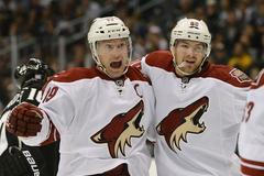 Shane Doan a Mikkel Boedker z Phoenixu se radují z gólu