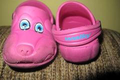 Nalezená dvouleta holčička - crocsy