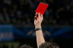 VIDEO Český sudí dělal pořádky: Vykartoval hráče za 10 vteřin