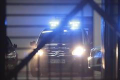 Policejní vozidlo odjíždí s Garzónem od soudu