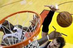 VIDEO Superblok LeBrona Jamese proti Thiagu Splitterovi