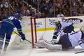 Brankářský zásah obránce Winnipegu Stuarta proti střele útočníka Vancouveru Kassiana