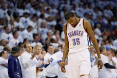 Kevin Durant smutní po vyřazení Oklahomy z play off NBA