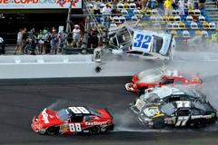 VIDEO Při nehodě v závodu NASCAR v Daytoně bylo zraněno 28 diváků
