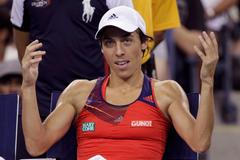 Schiavoneovou musel utěšovat podavač míčků