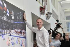 Dominik Hašek při slavnostní vernisáži k 15. výročí od Nagana