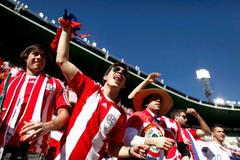 Fotbalové šílenství v Paraguay, hráč kopl rozhodčího do obličeje