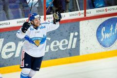 Hokej, EHT, Finsko - Rusko: Leo Komarov slaví gól