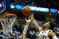 Chris Andersen z Miami střílí koš proti Indianě