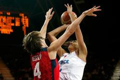 Francouzská basketbalistka Emmeline Ndongueová střílí přes Češku Janu Veselou ve čtvrtfinále OH 2012 v Londýně.