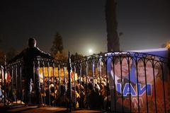 Fotogalerie: Perný den na Kypru. Dnes se tam otevřely zavřené banky.