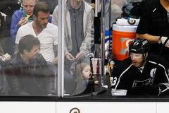 Dcerka Davida Beckhama se líbá se svým taťkou v přestávce zápasu Kings-Sharks