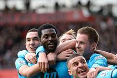 Emmanuel Adebayor a jeho spoluhráči z Tottenhamu slaví gól