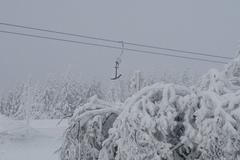 Vlek-lyžování-kotva-sníh-hory