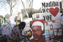 Transparenty před nemocnicí (Mandela)