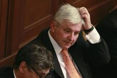 Jiří Rusnok a Jan Fischer během hlasování o nedůvěře jeho kabinetu