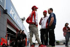 MotoGP Japonsko 2013: Andrea Dovizioso (vlevo) a Yonny Hernandez (uprostřed)