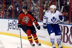 Hokej, NHL, Florida - Toronto: Filip Kuba - Phil Kessel