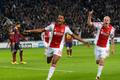 Hoesen a Klasen slaví branku Ajaxu v utkání s Barcelonou