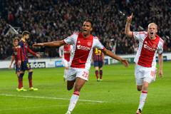 Hoesen a Klasen slaví branku Ajaxu v utkání s Barcelonou