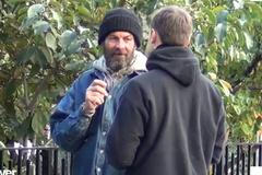 Dojemné video: Mladí lidé zachránili českého bezdomovce