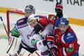 Hokejista Lva Praha Erik Christensen v souboji s Ivanem Něprjajevem před Sergejem Bobrovským v utkání KHL proti SKA Petrohradu.