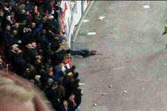 Krvácející fanoušek Ajaxu (Liga mistrů, Ajax Amsterdam - FC Barcelona)